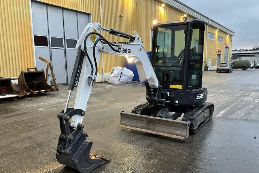 Mini-pelle Bobcat E26 (2023) + 3 Godets