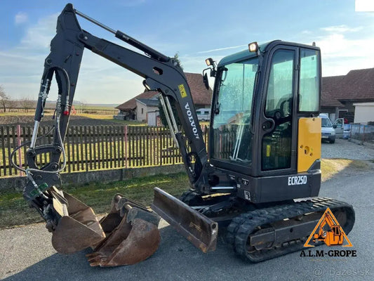 Mini-pelle Volvo ECR25D + 3 godets et inclinable
